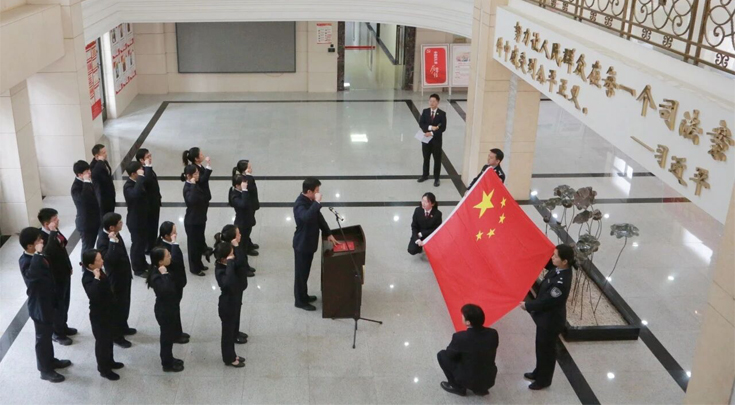 今天，我们进行宪法宣誓！